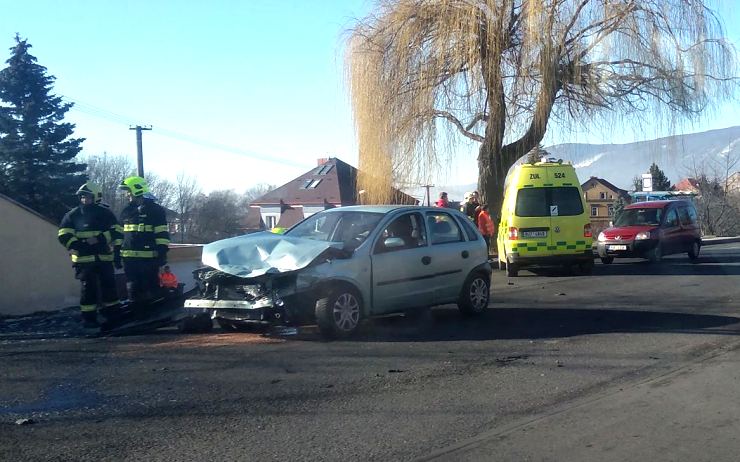 Dopolední havárie: Pět aut se srazilo v centru Bíliny, v Ústí havarovala sanita, v Litvínově další srážka
