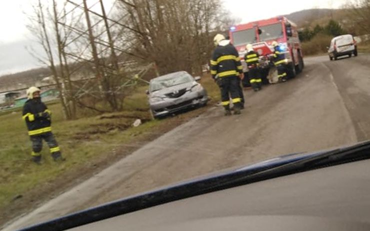 AKTUÁLNĚ: U Bíliny skončilo auto v příkopu. Dopravu na místě řídí policie