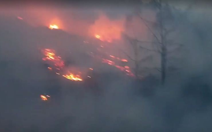 VIDEO: V Krušných horách nad Dubím zuří rozsáhlý lesní požár