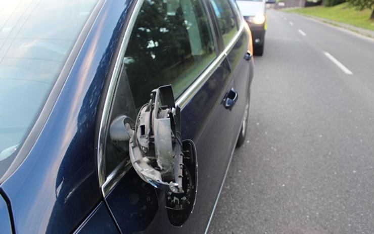 Řidič poškodil zaparkované auto a nezastavil. Hledá ho policie