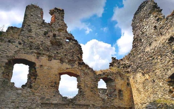 Na hradě v Kostomlatech se opravují se dvě hradní zdi. Vyhlídková věž a horní hrad nebudou letos zpřístupněné turistům