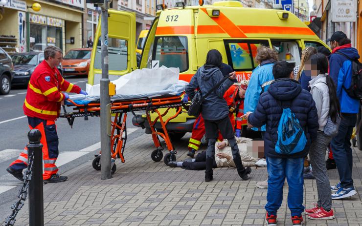 Žena zkolabovala v centru Teplic, před příjezdem záchranky se o ni starali kolemjdoucí