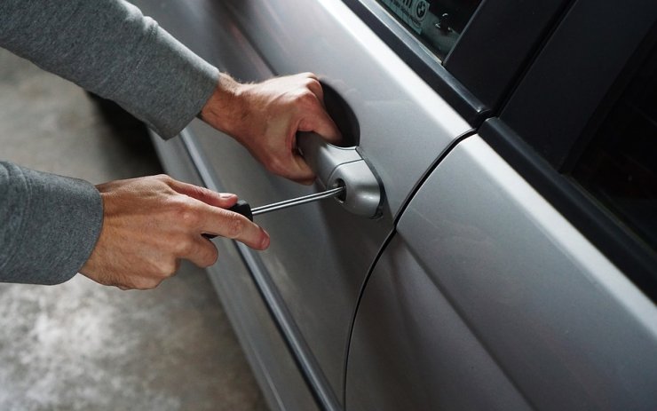 Dvojice mužů chtěla před teplickým supermarketem vykrást auto, vyrušil je jeho majitel