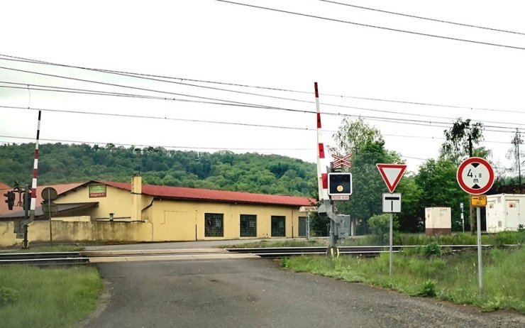 Železniční přejezd ve Vělvětech bude pro řidiče na čtyři dny zcela uzavřený