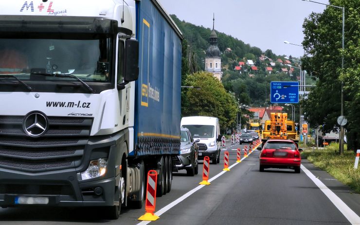 Stavbaři začali opravovat průtah Bílinou, silnici zachovali průjezdnou