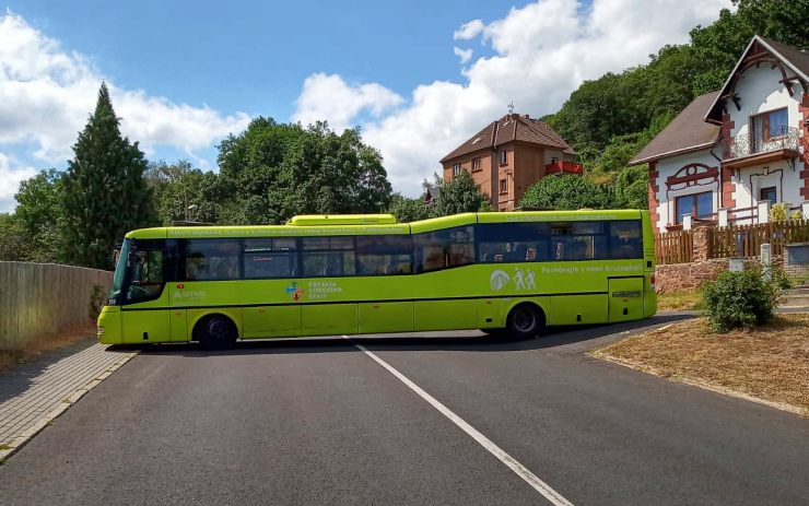 FOTO OD VÁS: V Krupce se zasekl autobus, dvě hodiny tudy nemohla projíždět auta