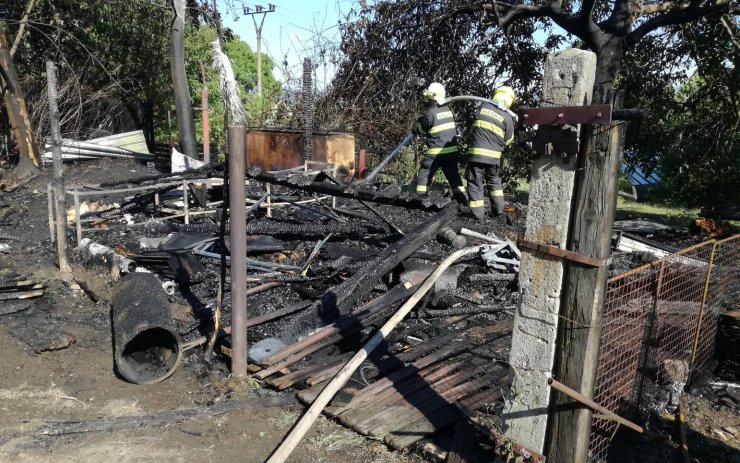 V centru Hrobu hořelo, hasiči se snažili, aby se požár nerozšířil do okolí