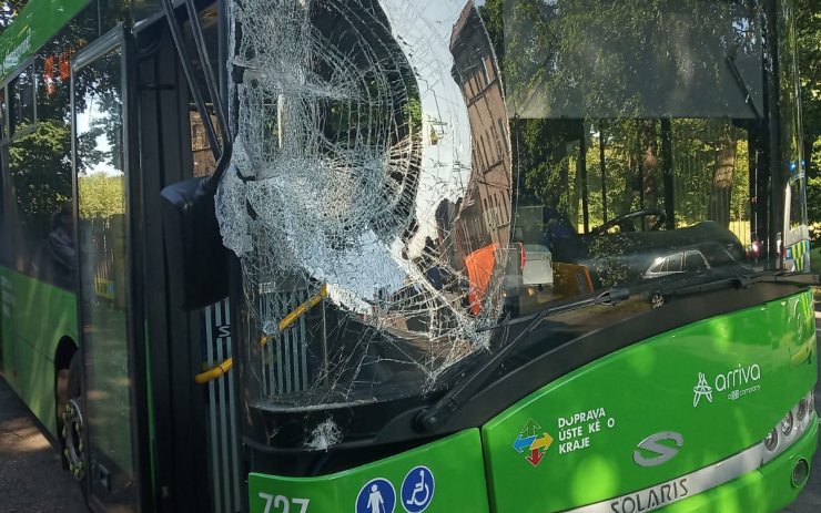AKTUÁLNĚ: Autobus u přejezdu narazil do závory, dopravu teď řídí drážní zaměstnanci
