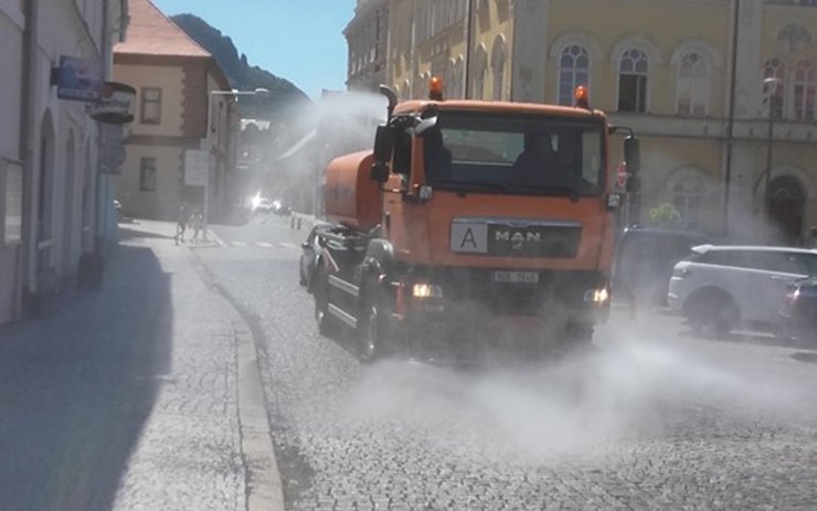 Městské technické služby kropí náměstí a silnice, pomáhají tím snížit prašnost i teplotu