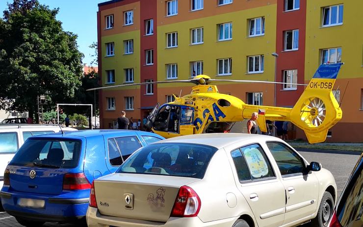 VIDEO: V Duchcově se srazilo auto s motorkou, pro zraněného člověka přistál vrtulník mezi paneláky