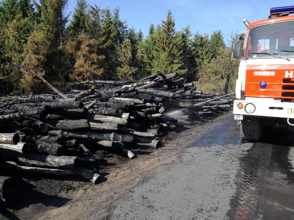 Na hranicích vzplanulo uskladněné dřevo, hasiči už mají za sebou několikahodinový zásah