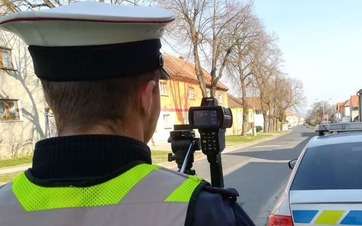 Řidiči museli zalovit v peněženkách. Při dopravní akci policisté vybrali na pokutách skoro osm tisíc