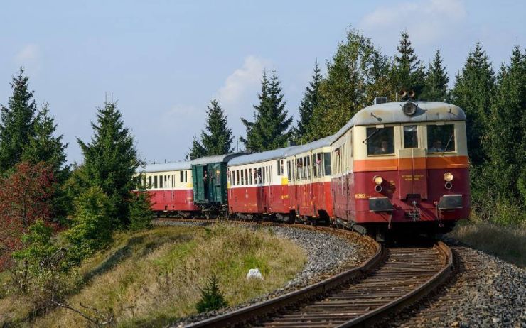 Na Moldavu pojede v sobotu zvláštní historický vlak. S autobusem symbolicky propojí přerušenou železnici do Německa
