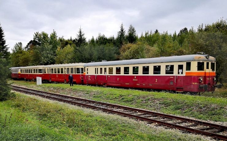 Na Moldavu vyjela historická souprava. Symbolickému propojení železnice Moldava – Rechenberg pršelo štěstí