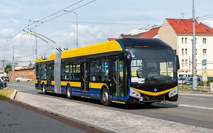 V úterý se můžete svézt novým, devatenáctimetrovým, kloubovým trolejbusem