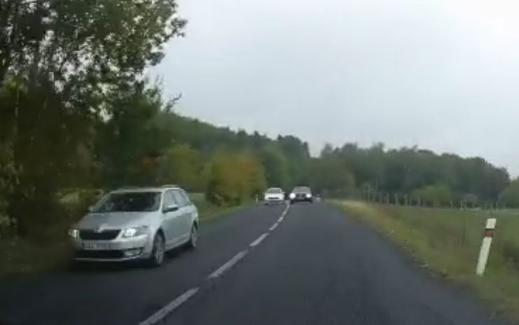 VIDEO: Další nebezpečná situace na našich silnicích! Tady mohlo dojít k čelnímu nárazu