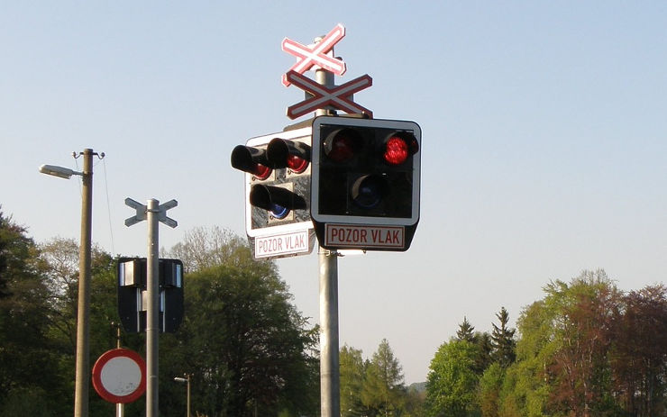 Řidič traktoru nerespektoval světla na přejezdu. Zlomil závoru