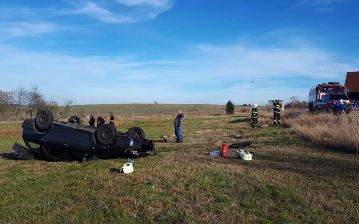 Auto skončilo v Krušných horách v kotrmelcích daleko mimo silnici, viník nehody ujel