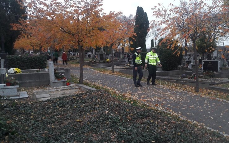 Strážníci v období Dušiček ohlídají hřbitov, dali tam i mobilní kameru