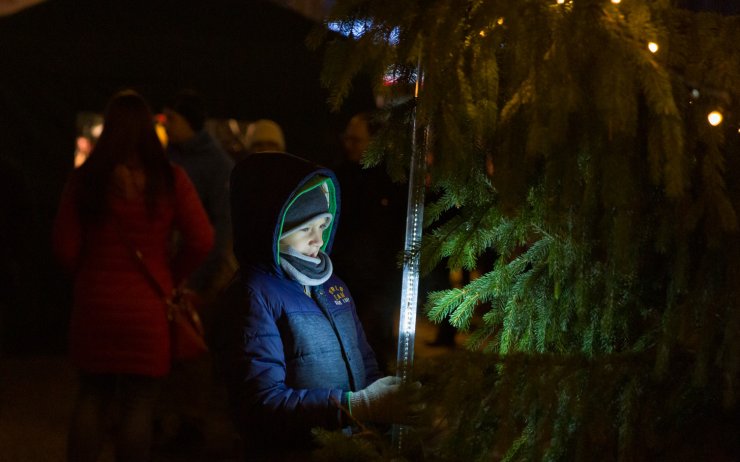 OBRAZEM: Na náměstí v Teplicích již září vánoční strom, takto vypadalo jeho rozsvěcení