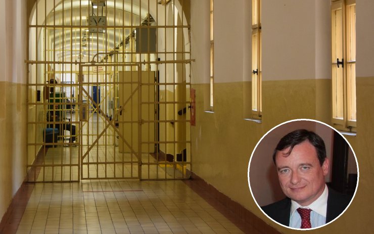 Vězeňská služba k odsouzenému Rathovi: Zdravotní matraci mu povolil ředitel z humánních důvodů
