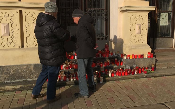 U radnice se vrší svíčky za zesnulého Jaroslava Kuberu, ve vestibulu je pietní místo