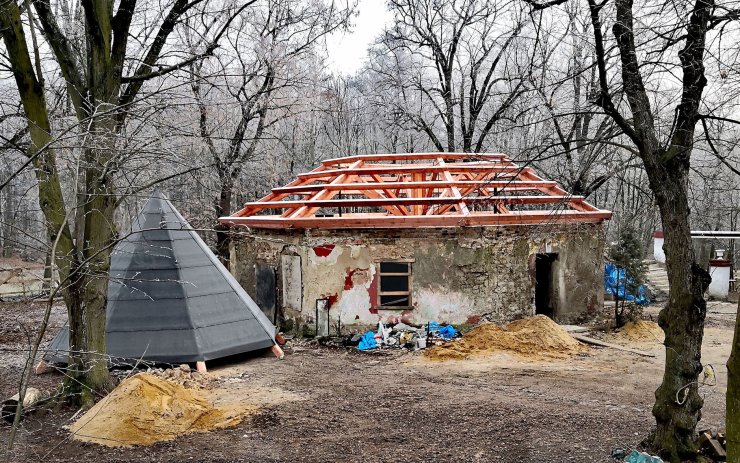 Bude to jako malá přírodní zoo! Ve Mstišově chtějí zcela předělat oblíbenou oboru u vyhořelého zámečku