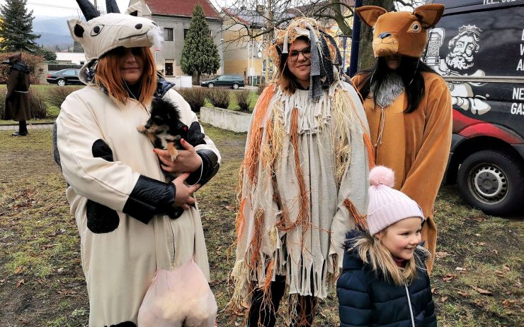 OBRAZEM: V Proboštově zahájili masopust tradiční českou zabíjačkou