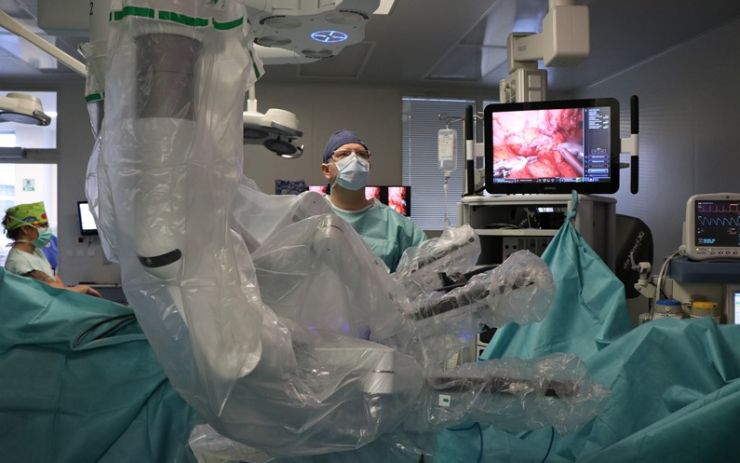 Chirurgové z Krajské zdravotní provedli unikátní zákrok jako první v Česku
