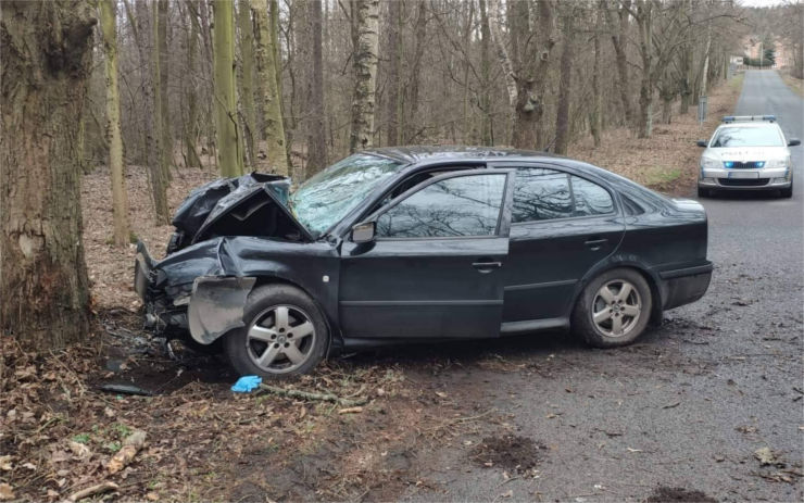 AKTUÁLNĚ: Tragická nehoda v Proboštově, auto tam narazilo do stromu