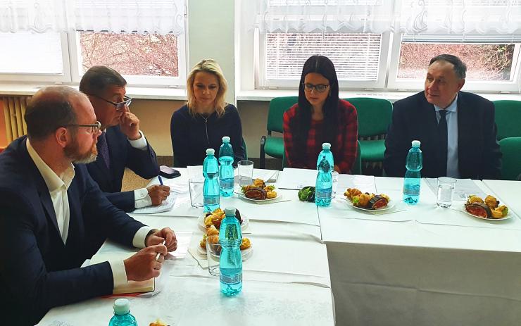Premiér Andrej Babiš navštívil bílinskou základní školu, kde mají problémy s nepřizpůsobivými žáky
