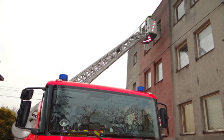 Kuriózní výjezd hasičů: Muž v ranních hodinách uvízl na balkoně, nešly mu otevřít dveře
