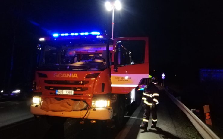 Traktor se zdviženým ramenem narazil v noci do mostu. Zasahovat museli hasiči