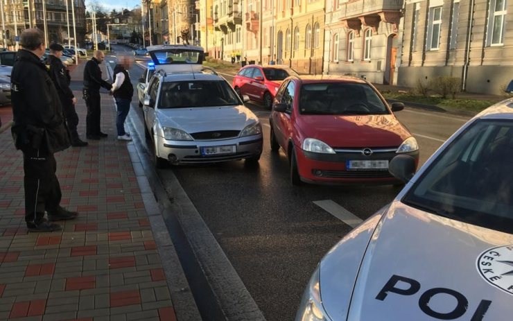 STÁLE VE STŘEHU: Policisté ve volnu zadrželi dalšího muže se zákazem řízení. Zahradili mu cestu vlastním vozem