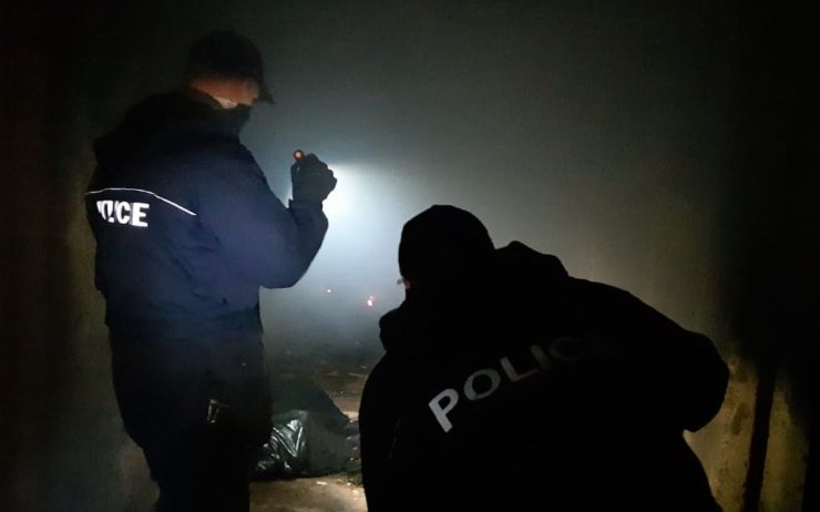 Policisté v noci zachránili muže, v hořícím vstupu do krytu se nadýchal zplodin