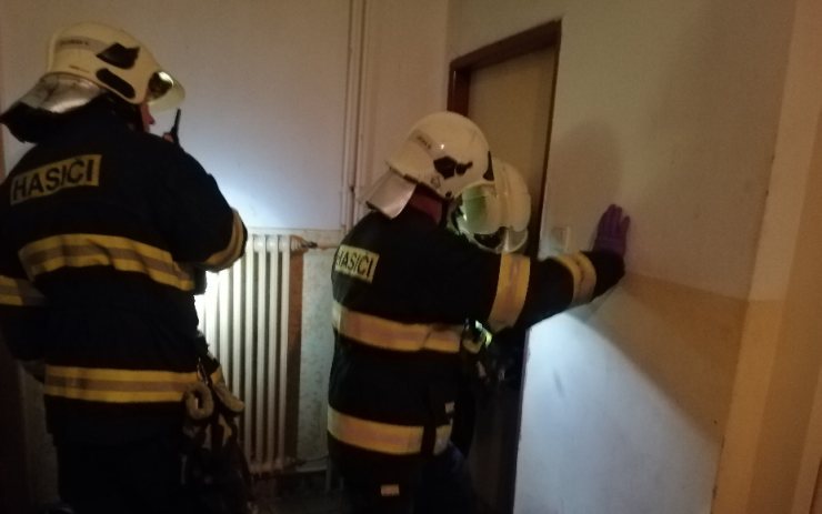 Z bytu v Oseku se ven valil kouř, hasiči uvnitř hned zjistili, co se stalo