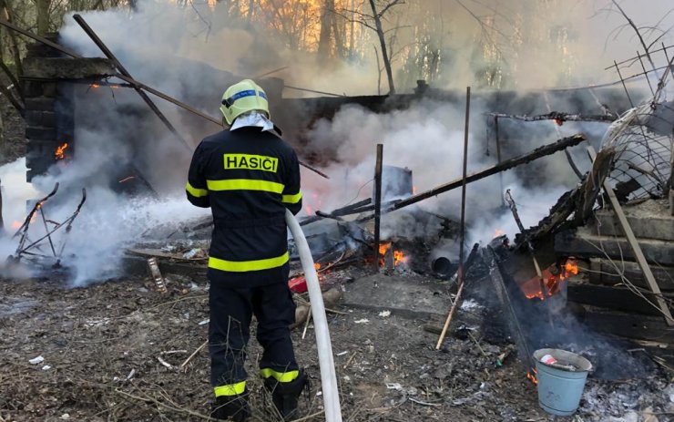 Na Teplicku shořel drážní domek. Obývali jej bezdomovci