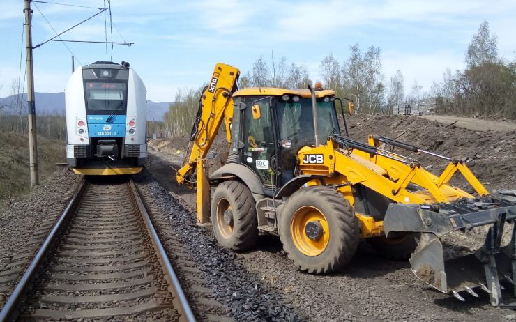 AKTUÁLNĚ: U Ledvic se srazil osobní vlak s bagrem, provoz na trati stojí