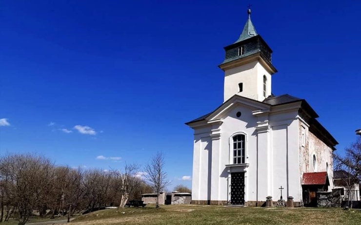 Za opravami kostela na Cínovci už by starosta rád udělal tlustou čáru 