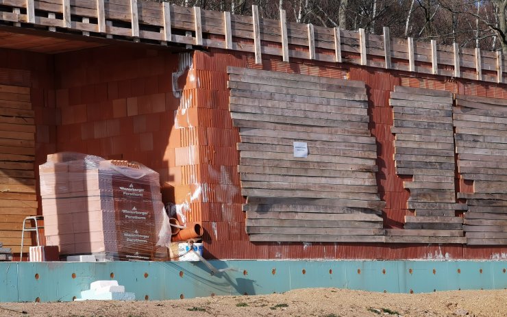 Kdosi se v době nouzového stavu vloupal do rozestavěného domu. Může čekat přísnější trest