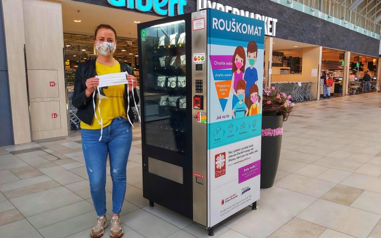 VIDEO: Olympia Teplice představuje automat, ze kterého místo Coca-Coly vypadne rouška