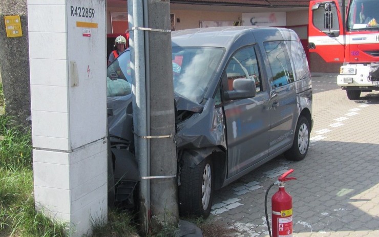 Mladý řidič nezvládl své auto a narazil do trolejového vedení. Nadýchal skoro dvě promile