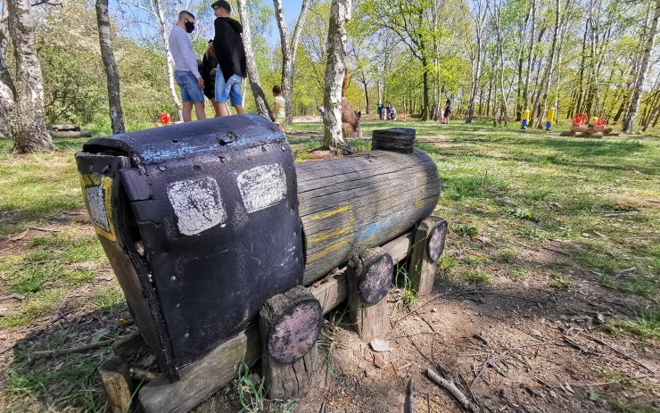 Jedete autem k Pohádkovému lesu v Bílině? Dejte si velký pozor na správné parkování