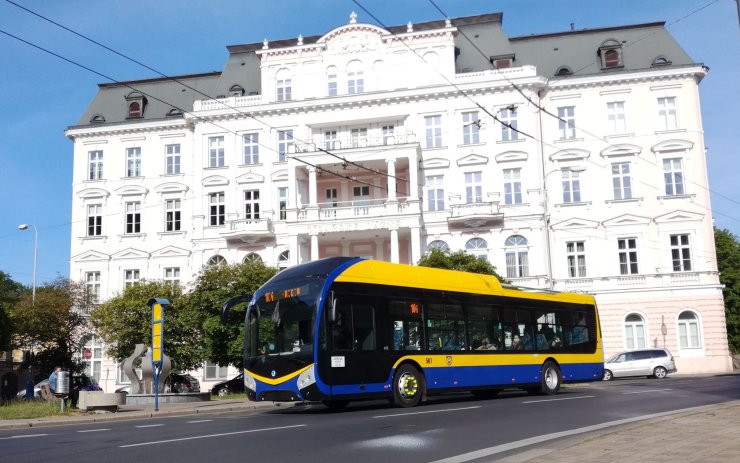 V pondělí vyjely do teplických ulic poprvé nové trolejbusy