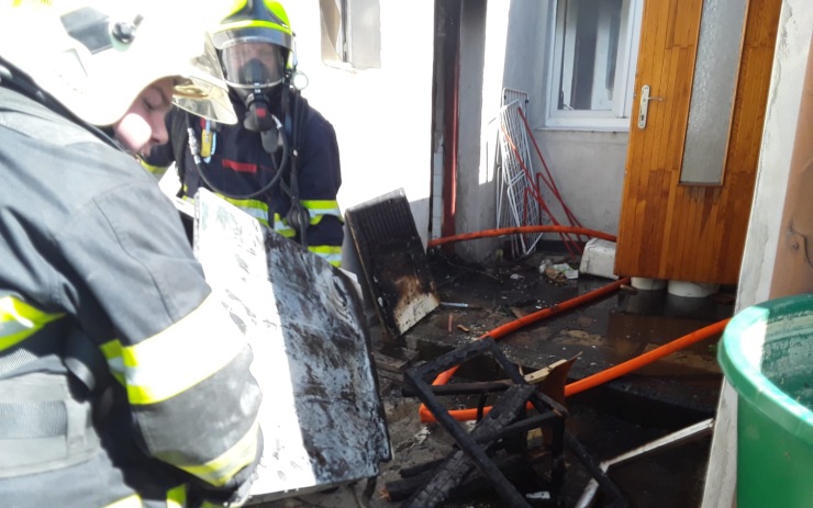 AKTUÁLNĚ: Pět jednotek hasičů bojuje s požárem rodinného domu v Jeníkově