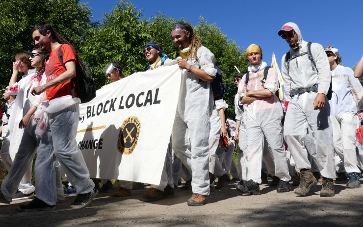 Aktivisté vtrhli na rypadlo, budovu těžební firmy a na září slibují další protesty po Ústeckém kraji