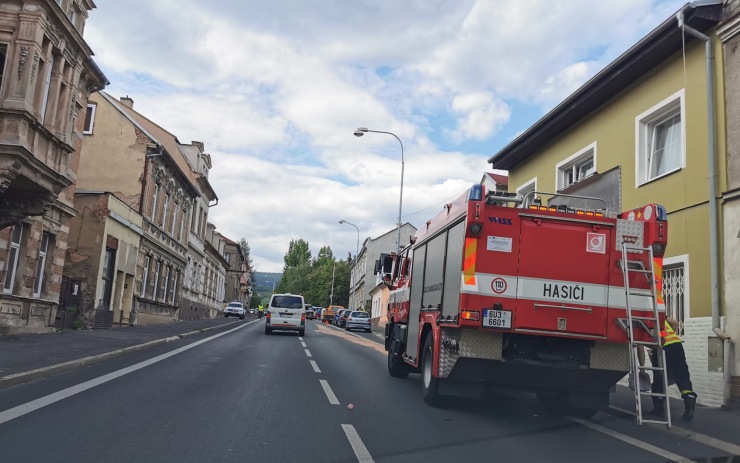 AKTUÁLNĚ: Srážka tří osobáků komplikuje dopravu v Dubí. Silnice je průjezdná kyvadlově