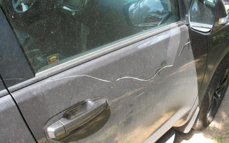 Muž si v opilosti vybil vztek na zaparkovaných autech, poškodil jich hned pět!