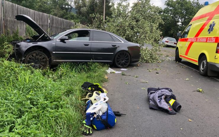 Auto u Krupky smetlo strom, hasiči pomáhali zraněnému člověku