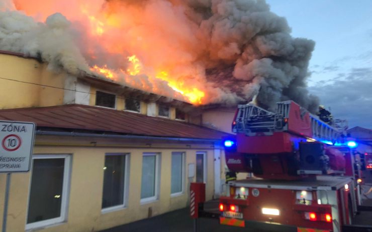 AKTUÁLNĚ: Další velký zásah hasičů na Teplicku za jeden den! Hoří hala s papírem v Košťanech